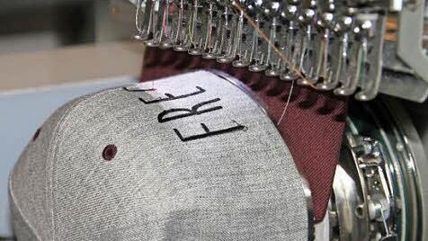 Die Kappe wird mit einem Stickmuster bestickt.