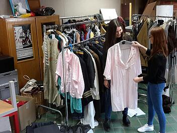 Die passenden Kostüme haben Anna Julius (rechts) und Anna Mathes mittlerweile ausgesucht. Die Aufführungen der Theatergruppe des Franz-Miltenberger-Gymnasiums können beginnen. Premiere ist am 30. März. Foto: Rolf Pralle
