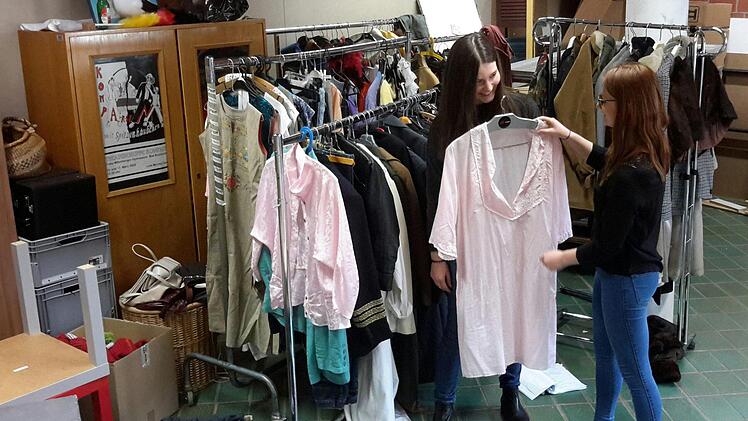 Die passenden Kostüme haben Anna Julius (rechts) und Anna Mathes mittlerweile ausgesucht. Die Aufführungen der Theatergruppe des Franz-Miltenberger-Gymnasiums können beginnen. Premiere ist am 30. März. Foto: Rolf Pralle