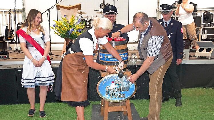 B&uuml;rgermeisterin Susanne Grebner meisterte den Fassanstich mit Bravour und lieferte damit den spritzigen Auftakt f&uuml;r die Feierlichkeiten.  Fotos: Heike Sch&uuml;lein