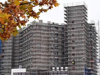 Der vierte Bettenturm des Bamberger Klinikums: Die Inbetriebnahme des Turms verzögert sich.  Foto: Ronald Rinklef