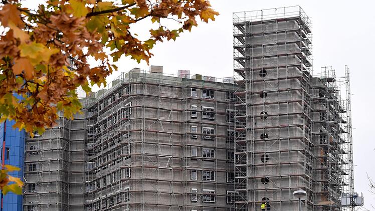 Der vierte Bettenturm des Bamberger Klinikums: Die Inbetriebnahme des Turms verzögert sich.  Foto: Ronald Rinklef