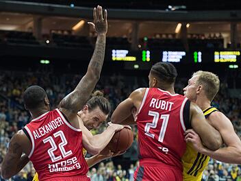 Unter den Körben wird es zwischen den Bambergern Cliff Alexander und Augustine Rubit (rote Trikots, v. l.) und den Berlinern Dennis Clifford und Luke Sikma (v. l.) wieder zur Sache gehen. Annegret Hilse/dpa