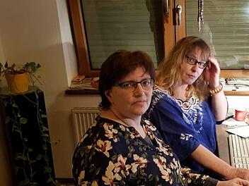 Uschi Schmidt (vorne) und Karin Peucker-Göbel sind ratlos. Sie hoffen nun auf Innenminister Herrmann und das Verwaltungsgericht.  Foto: privat