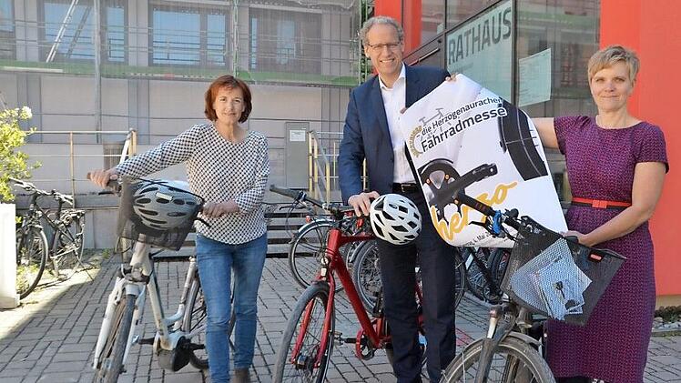 Monika Preinl, German Hacker und Bettina Geier-Hildel freuen sich auf die zehnte Fahrradmesse, die am 4. Mai stattfindet. Foto: Bernhard Panzer