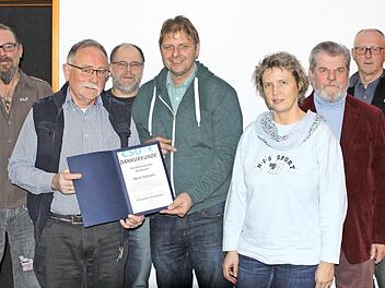Horst Schnura (Dritter von links) nimmt die Urkunde aus den Händen des Vorsitzenden Michael Wunder entgegen; mit im Bild Landrat Klaus Löffler (links) und das Führungsteam der CSU Nordhalben  Foto: H. Stumpf