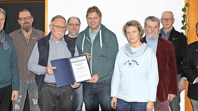 Horst Schnura (Dritter von links) nimmt die Urkunde aus den Händen des Vorsitzenden Michael Wunder entgegen; mit im Bild Landrat Klaus Löffler (links) und das Führungsteam der CSU Nordhalben  Foto: H. Stumpf