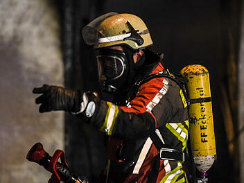 Wohnungsbrand in Fürth: Feuerwehr rettet leblosen Bewohner - sein Hund starb bei Feuer