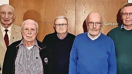 Im Bild von links: 1. Vorstand Wolfgang Lutz, Rudolf Müller (70 Jahre), Lorenz Oppelt (65 Jahre), Franz Bock (60 Jahre), Günther Egerer (65 Jahre), Joachim Hofmann (65 Jahre) und 2. Vorstand Alwin Minnich.