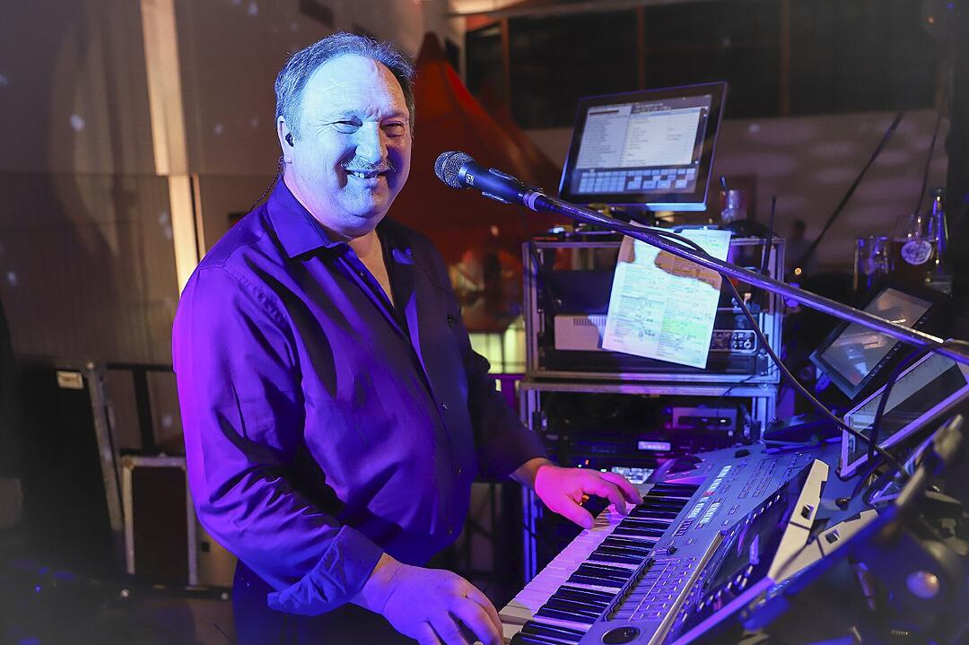 Es wurde in das Jahr 2025 gefeiert.