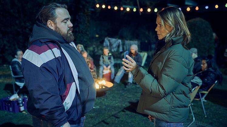 Haben Sie diese Frau schon mal gesehen? Maris (Jessica Schwarz) befragt den Jenischen Gustl Kessler (Tristan Seith).