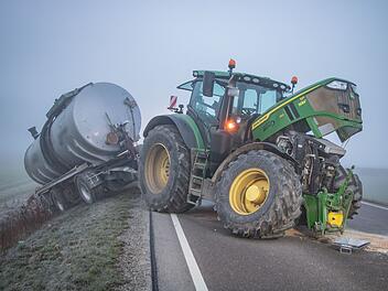 Schwerer Unfall im dichten Nebel: Totalschaden, herausgerissene Achse und Folgeunfall