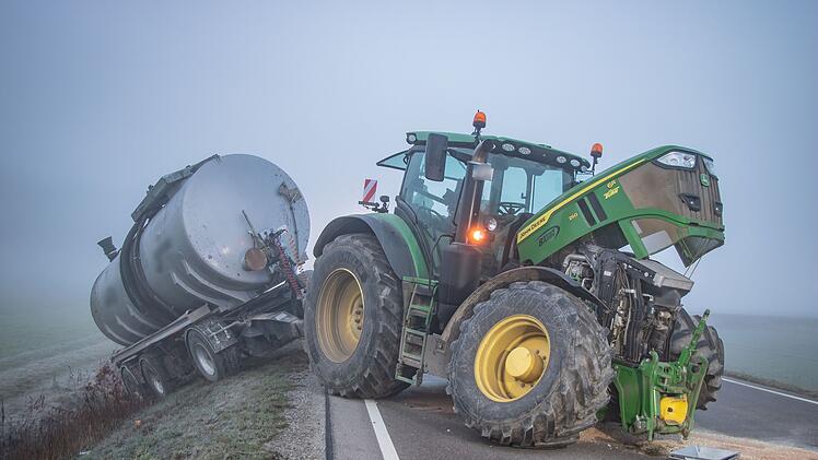 Schwerer Unfall im dichten Nebel: Totalschaden, herausgerissene Achse und Folgeunfall