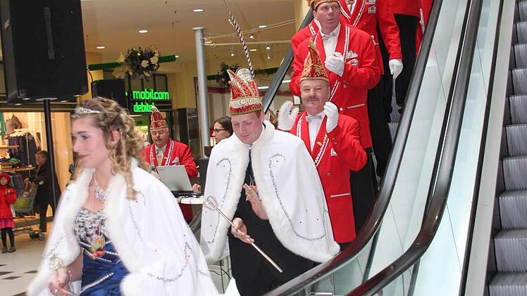 Angeführt vom scheidenden Prinzenpaar Sven I. (Gechter) aus Ansbach und Svenja I. (Fraas) aus Kulmbach schwebten Elferräte und Gardetänzer eine Rolltreppe herab.