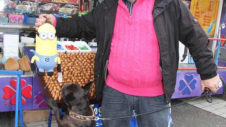 Gelbe Minions sind bei allen Gewinnbuden der absolute Renner - auch der Vierbeiner von Henrik Stubenrauch will unbedingt einen haben Fotos: Sonja Adam