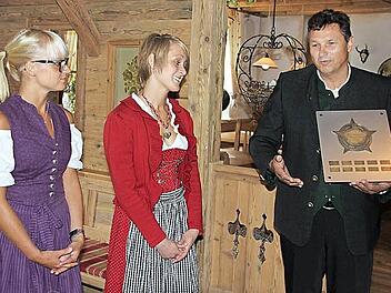 Den "Stern der Gastlichkeit" übergab Gerhard Semmler an die Geschäftsführerinnen Katrin Heber und Steffi Buss (im Bild von rechts). Fotos: Ralf Kestel