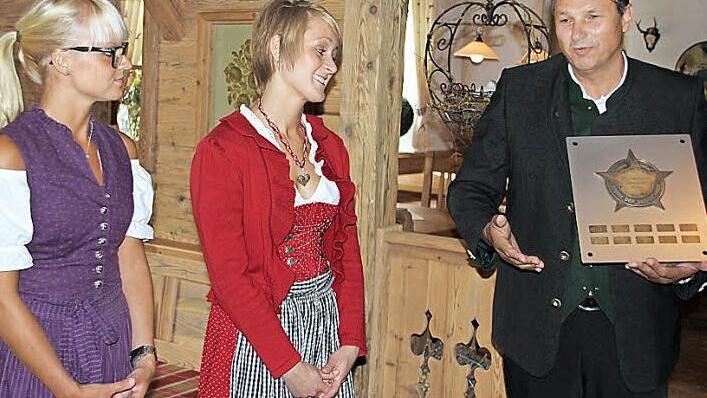 Den "Stern der Gastlichkeit" übergab Gerhard Semmler an die Geschäftsführerinnen Katrin Heber und Steffi Buss (im Bild von rechts). Fotos: Ralf Kestel