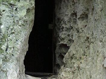 Der Eingangsbereich der Höhle ist nur schmal. Spalten und bis zu 20 Meter tiefe Schächte machen die Höhle für Touristen gefährlich.  Foto: J. Hofbauer