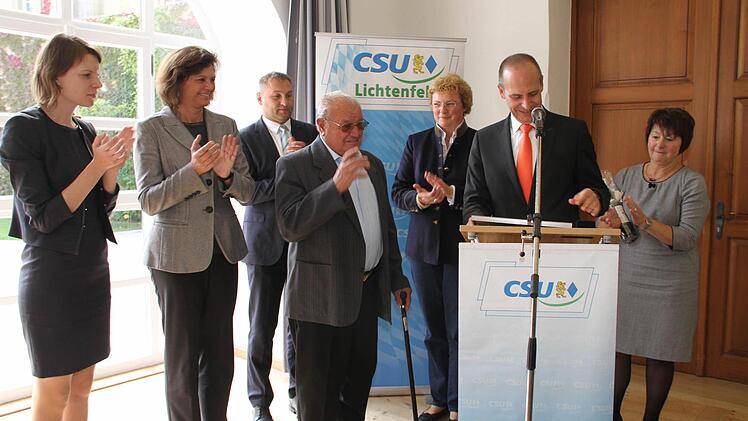 Lorenz Senger (Mitte) wurde für seine 70-jährige Mitgliedschaft in der CSU gewürdigt. Es gratulierten (von links) die Bundestagabgeordnete Emmi Zeulner, Staatsministerin Ilse Aigner, Landtagsabgeordneter Jürgen Baumgärtner, Europaabgeordnete Monika Hohlmeier, Landrat Christian Meißner und Edith Güthlein.  Foto: Gerda Völk