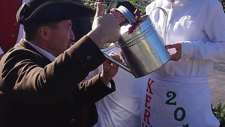 Biereinflößen mit der Gießkanne - In Hesselbach ist alles möglich.  Foto: Heike Schülein