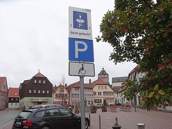 Die Parkdauer in Bischofsheims Innenstadt wird von zwei auf ein Stunde verkürzt. Foto: Eckert