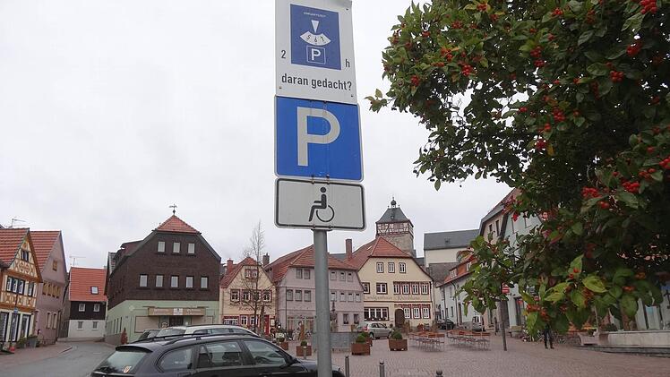 Die Parkdauer in Bischofsheims Innenstadt wird von zwei auf ein Stunde verkürzt. Foto: Eckert
