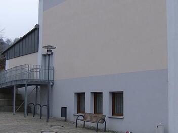 Die alte Turnhalle heißt jetzt Lillachtalhalle. Foto: Petra Malbrich