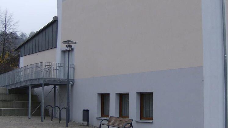 Die alte Turnhalle heißt jetzt Lillachtalhalle. Foto: Petra Malbrich