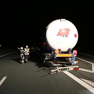 Sattelzug kracht in Gefahrgut-Lkw