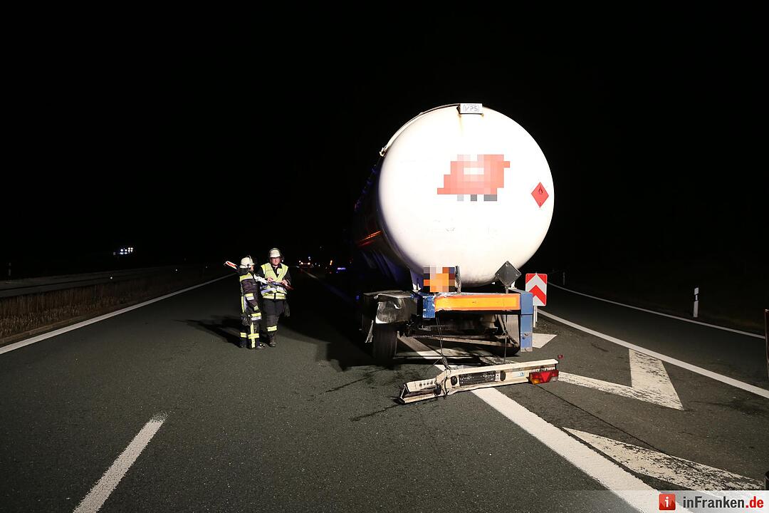 Sattelzug kracht in Gefahrgut-Lkw