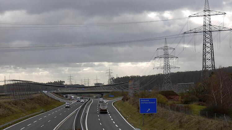 Achtung, Engstelle: Schon jetzt bieten sich der Gemeinde Dörfles-Esbach neben der Autobahn und der "Thüringer Strombrücke" kaum mehr Entwicklungsmöglichkeiten. Nun baut Bürgermeister Udo Döhler auf eine Zusage der bayerischen Wirtschaftsminsterin Ilse Aigner - sie will eine weitere Stromleitung durch den Landkreis Coburg verhindern.Foto: Berthold Köhler