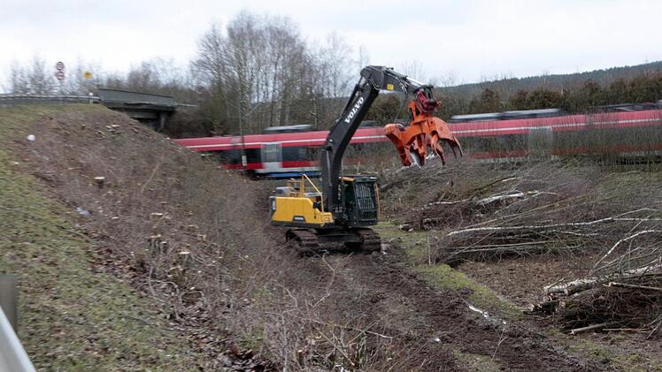 Die Vorarbeiten für den ICE-Ausbau laufen. Bis Ende Februar müssen die Baumfäll-Arbeiten beendet sein. Dann soll die Planung vorliegen. Foto: Josef Hofbauer