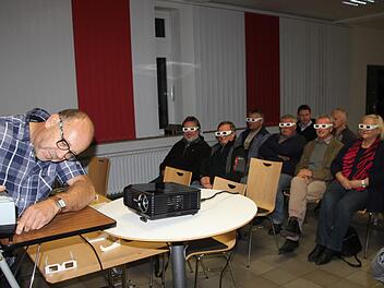 Mit 3D-Brillen tauchten die rund 30 Besucher unmittelbar in die gezeigten Ruinen ein.Foto: Ralf Kestel