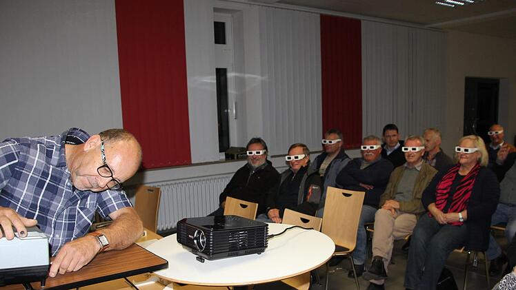 Mit 3D-Brillen tauchten die rund 30 Besucher unmittelbar in die gezeigten Ruinen ein.Foto: Ralf Kestel