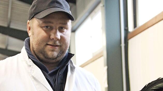 Andr&eacute; Karl mit seinem Favoriten der Rasse Australorp Foto: kms