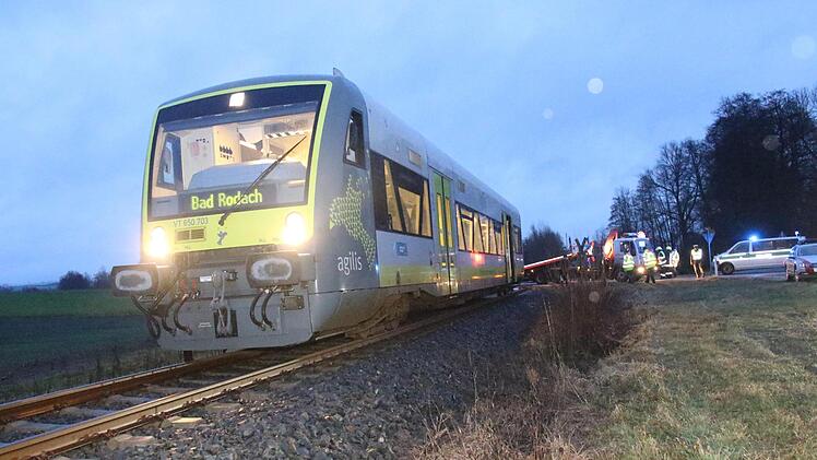 An einem unbeschränktem Bahnübergang zwischen Coburg und Bad Rodach kam es am Donnerstagmorgen zu einem Unfall zwischen einem Zug und einem Auto. Foto: Stelzner