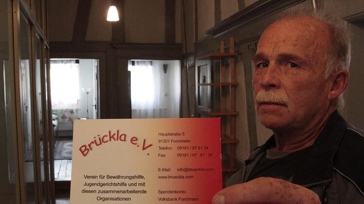 Die Adresse für in Not geratene Jugendliche in Forchheim: In den drei Zimmern in der Hauptstraße 5 können sie bis zu einem halben Jahr lang unterkommen. "Nach uns kommt nur noch die Obdachlosenunterkunft", sagt "Brückla"-Mitarbeiter Helmut Schäfer. Foto: Ronald Heck