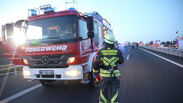 Die A9 bei Nürnberg-Feucht musste am Samstag gesperrt werden. Grund war ein Lkw, der eine Baustellenmarkierung gerammt hatte. Symbolbild: Fricke / News5