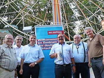 "Handwerk ist Kopfarbeit", unterstrich Innungs-Obermeister Werner Oppel (fünfter von links).  Foto: J. Hofbauer