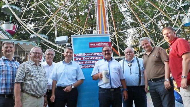 "Handwerk ist Kopfarbeit", unterstrich Innungs-Obermeister Werner Oppel (fünfter von links).  Foto: J. Hofbauer
