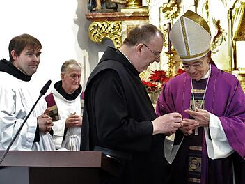 Frater Benedikt Hau überreichte Erzbischof Ludwig Schick (r.) einen Ring als Zeichen der Mitbruderschaft.    Foto: Evi Seeger