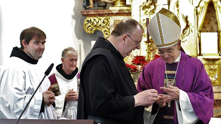 Frater Benedikt Hau überreichte Erzbischof Ludwig Schick (r.) einen Ring als Zeichen der Mitbruderschaft.    Foto: Evi Seeger