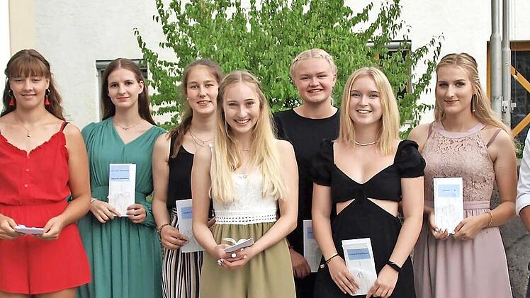 Stolz auf ihre Leistungen können zahlreiche Schul- und Universitätsabgänger sein. Unser Bild zeigt (von links) Bürgermeister Gerhard Wunder, Dritten Bürgermeister Thomas Reißig, Alina Beierwaltes, Franziska Deuerling, Emma Hümmer, Jasmin Reißig, L...