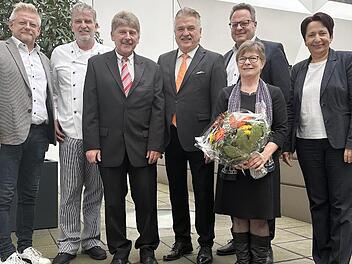Verabschiedungen am Klinikum (von links): Personalratsvorsitzender Frank Wilzok, Küchenchef Christian Hofmann, Manfred Seel, Landrat Klaus Peter Söllner, Oberbürgermeister Ingo Lehmann, Waltraud Giesert und Geschäftsführerin Brigitte Angermann.