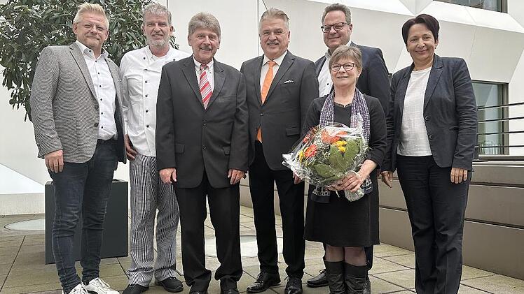 Verabschiedungen am Klinikum (von links): Personalratsvorsitzender Frank Wilzok, Küchenchef Christian Hofmann, Manfred Seel, Landrat Klaus Peter Söllner, Oberbürgermeister Ingo Lehmann, Waltraud Giesert und Geschäftsführerin Brigitte Angermann.