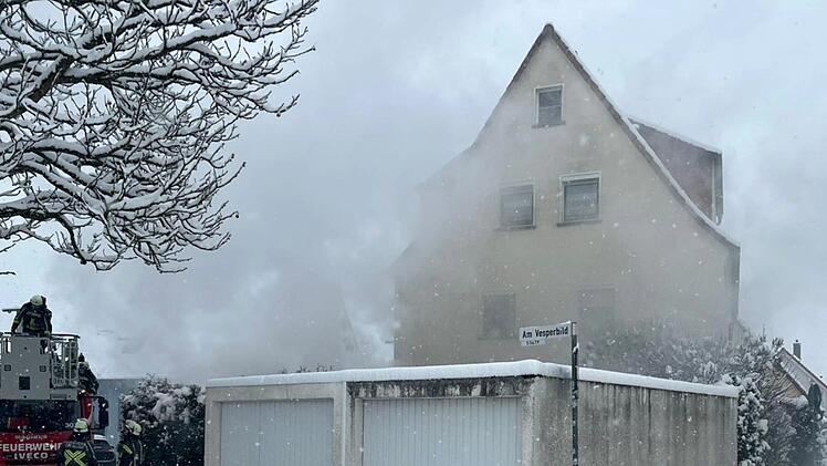 Hallstadt: Feuerwehren k&auml;mpfen sich durch Schnee zu H&uuml;tten-Brand