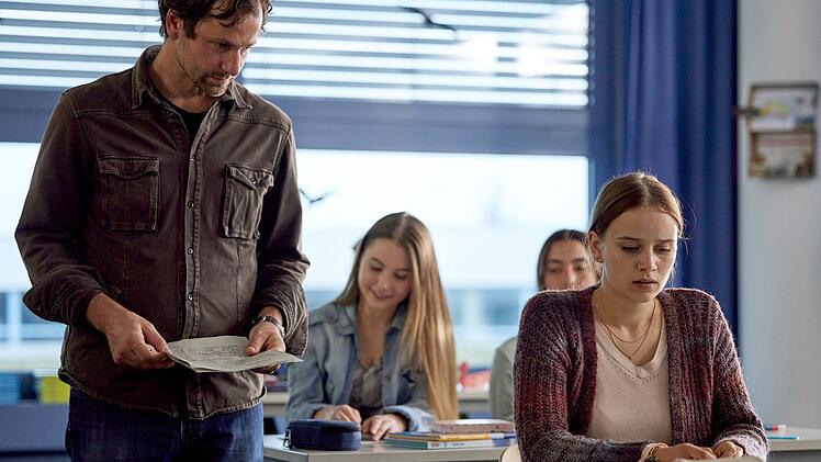 Lehrer Dirkens (Florian Stetter) scheint keine guten Nachrichten f&uuml;r Emily (Lina H&uuml;esker) in seinen H&auml;nden zu halten.