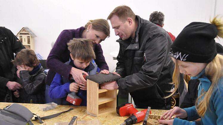 Beim Bau des Insektenhotels half man sich gegenseitig, wenn einer nicht mehr weiter kam (von links): Sabine Michel, Emil Michel und Mathias Weinberger. Foto: Klopf