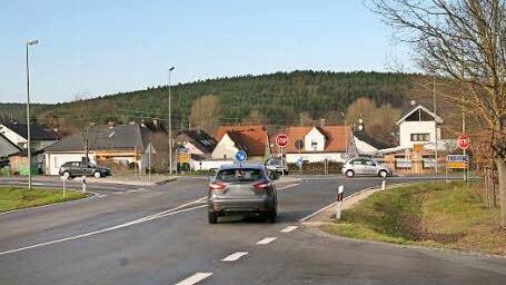 Der problematische Verkehrsknoten bei Köttmannsdorf. Nach einem Entwurf des Buttenheimer Planungsbüros Schneider & Partner (siehe Skizze oben) wird noch in diesem Jahr ein Kreisverkehr mit vier Anschlüssen sowie separaten Bahnen für Fußgänger und Radfahrer errichtet und somit die Situation entschärft.  Foto: Werner Baier