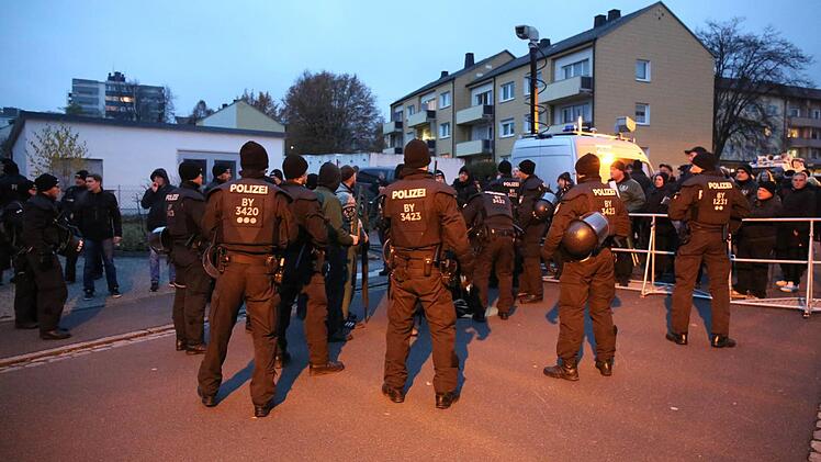 Rund 200 Anh&auml;nger der rechtsextremen Szene versammelten sich in einem Wohngebiet im Norden von Wunsiedel. Foto: News5